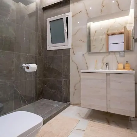 Apartment Amerikis Square Cozy For 3 Persons
